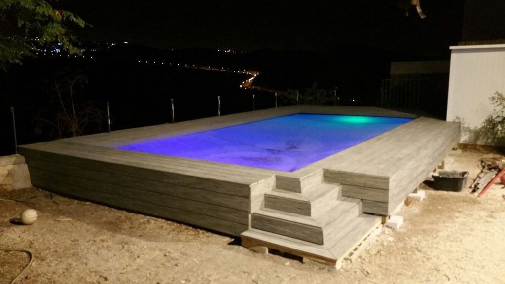 דק מסביב לבריכה במעלה אדומים
