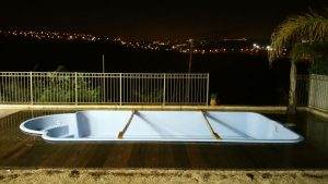 דק סינטטי פולימרי לבריכה במעלה אדומים