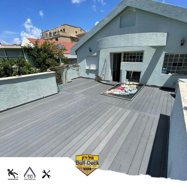 מרפסת בית במעלות עשויה מדק סינטטי של בול דק | bull-deck.com