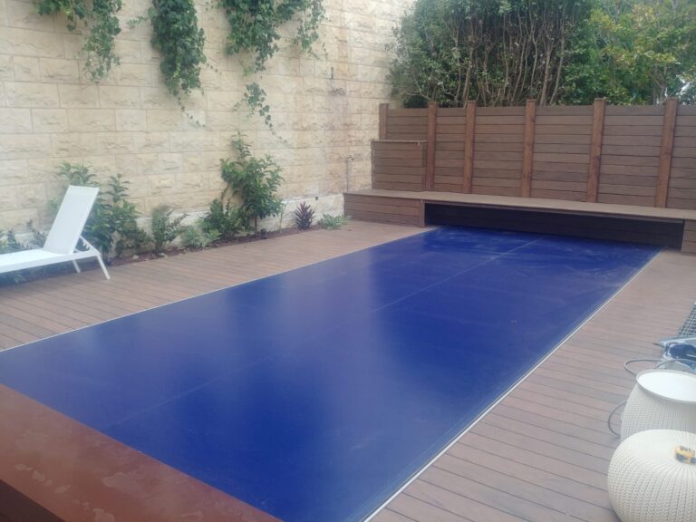 איזור דק לבריכה ואיזור נסתר לכיסוי הבריכה