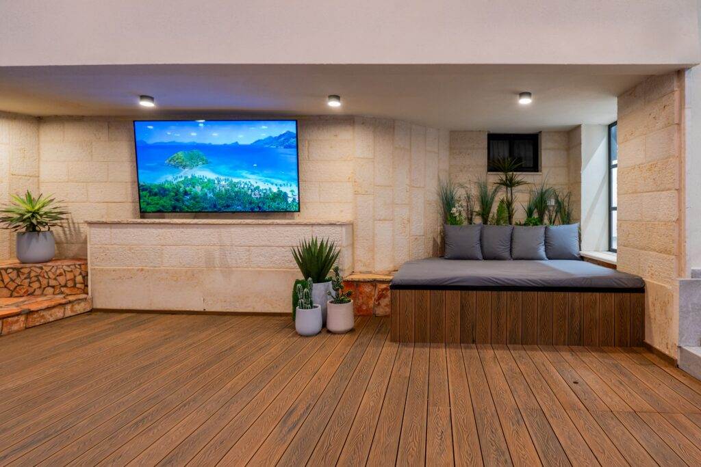 דק בצבע חום כאמל מסביב לבריכה כחולה ויפה
